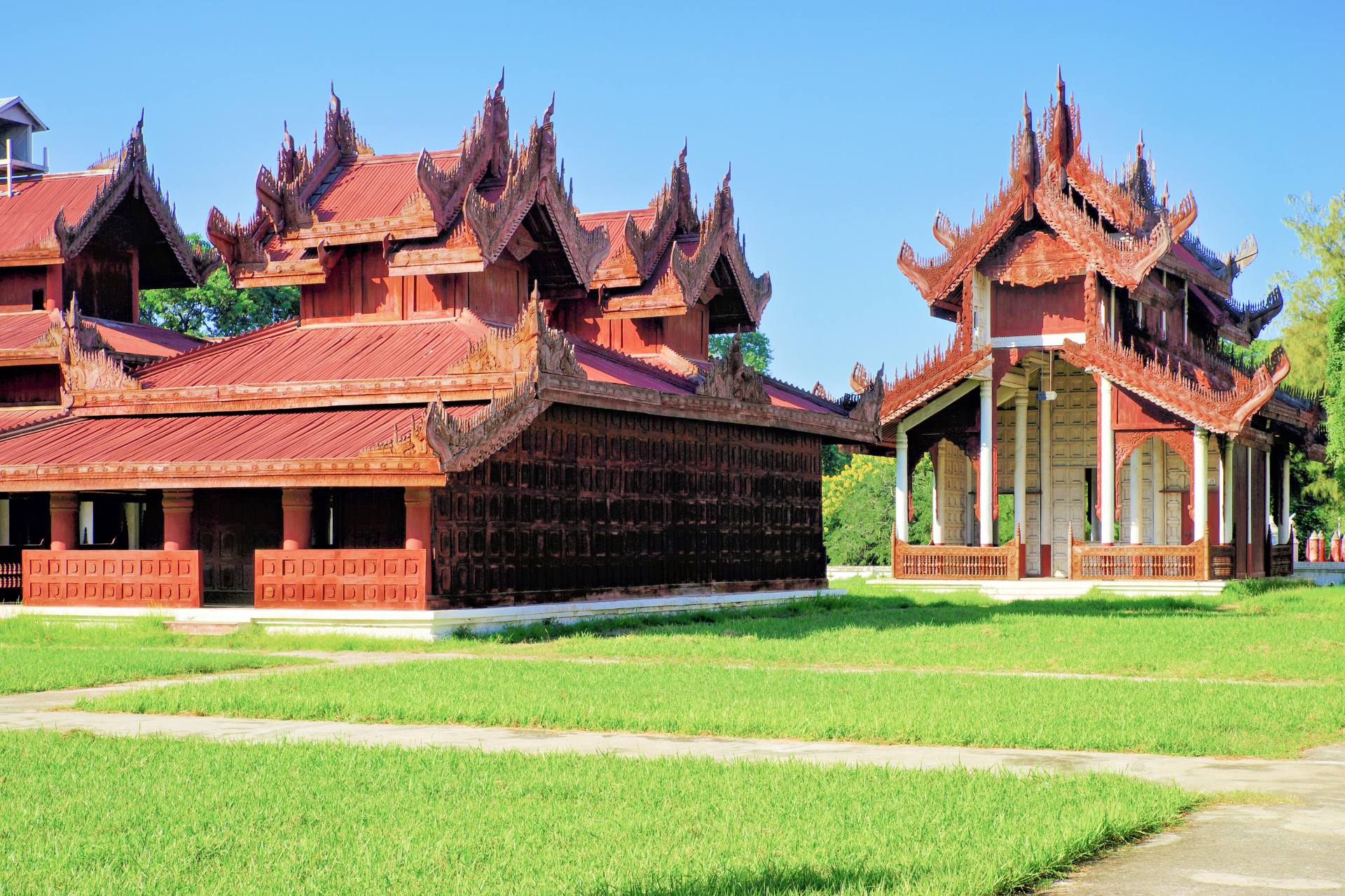 Königspalast: Erbaut wurde der Königspalast 1857 von König Mindon. Die Anlage wirkt wie eine eigene Stadt innerhalb von Mandalay. Gesichert wird der Königspalast durch 8 m hohe Mauern und durch einen 52 Meter breiten Wassergraben. In der so sicher gestalteten Anlage befanden sich einst etwa 130 Gebäude, die allerdings heute nicht unbedingt in der ursprünglichen Form bestehen. Nach der Restaurierung wurde der "Glaspalast" genannte Königspalast zwar weitestgehend dem Ursprungszustand angepasst, doch die neuen aus Beton erstellten Gebäude haben dem Königspalast viel vom früheren Charme genommen.